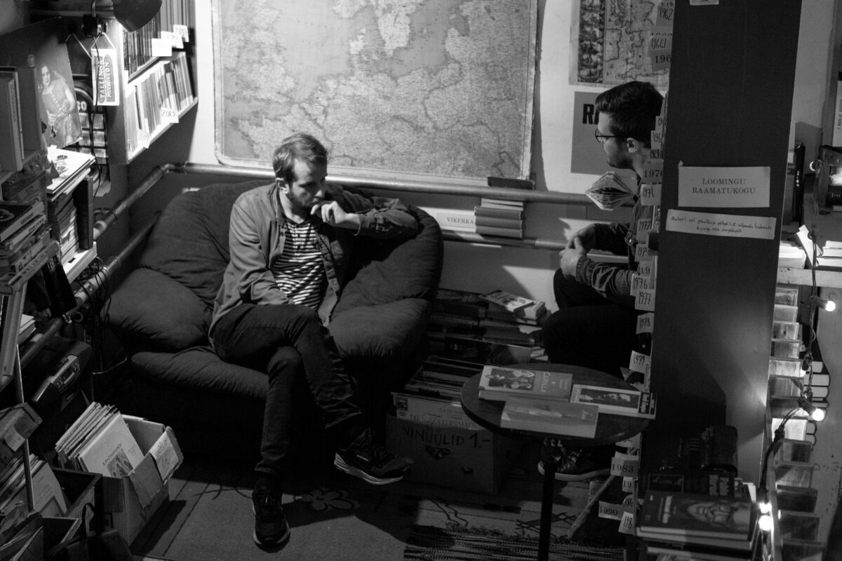 Huumor ei päästa maailma, aga aitab enesega leppida. Intervjuu Joonas Veelmaaga.