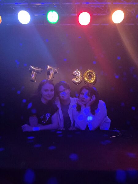 VÄLGATUS: Debyytkirjandus 2022 – valgusfoor, mis näitab kõiki värve korraga*