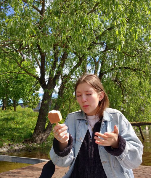 heleroheline kuni põlevroosa