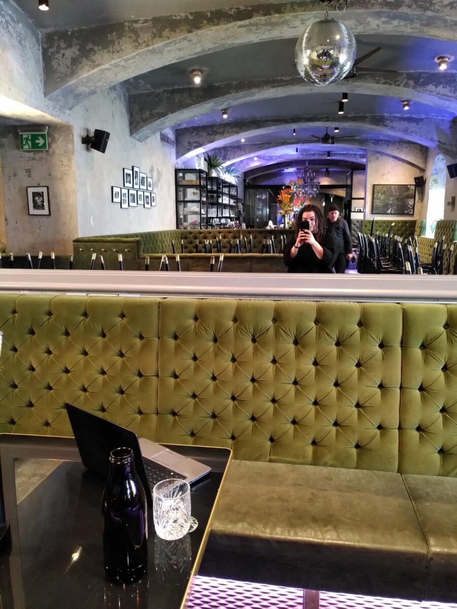 Tõlkimisest, põlvkondadest ja tegelaste elust väljaspool raamatut. Cornelia Travniceki ja Madli Orase kirjavahetus