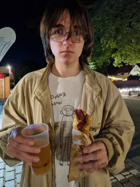 “Momendid tähtsate kirjade vahel” jt luuletusi