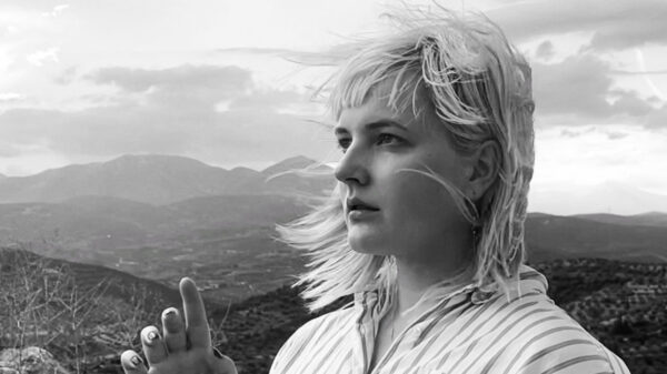 “kaevu ääres on roostes silmapesukauss, kollased tammetõrud, väikesed ristikud.” jt luuletusi